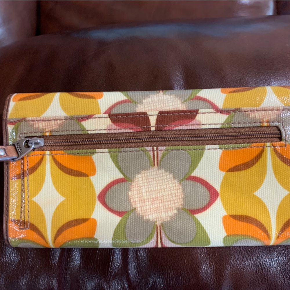 Fossil key-per floral wristlet. In excellent condition.